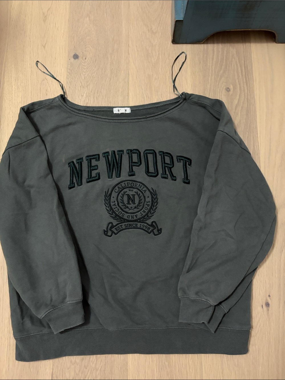 NEWPORT Womans Crewneck Sweatshirt in Olive
